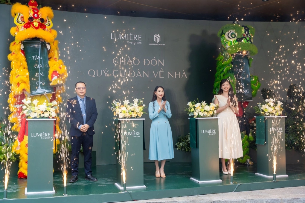 Nghi thức cắt băng b&agrave;n giao Lumi&egrave;re Evergreen