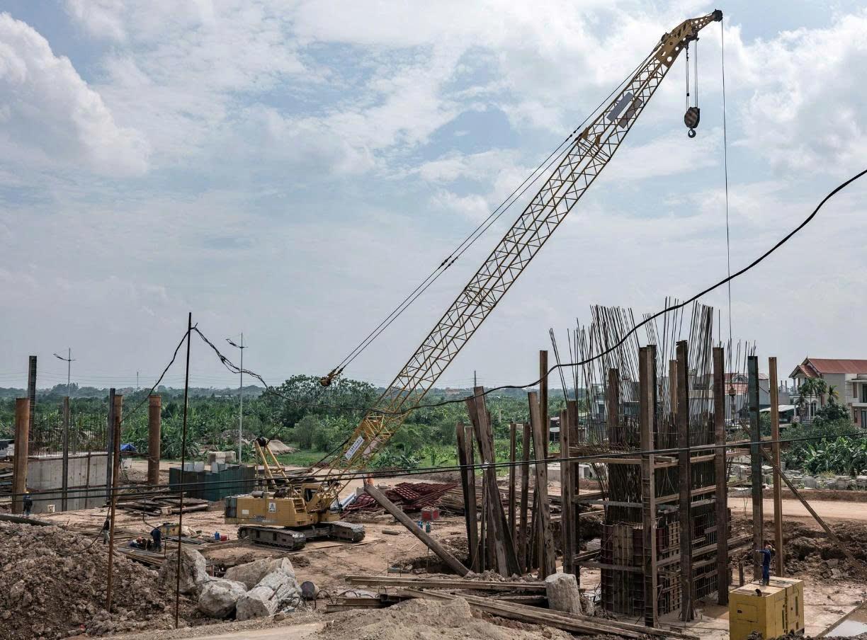 Cầu Hồng Hà 10.000 tỷ đồng vượt tiến độ: Loạt trụ cầu vươn cao trên sông Hồng