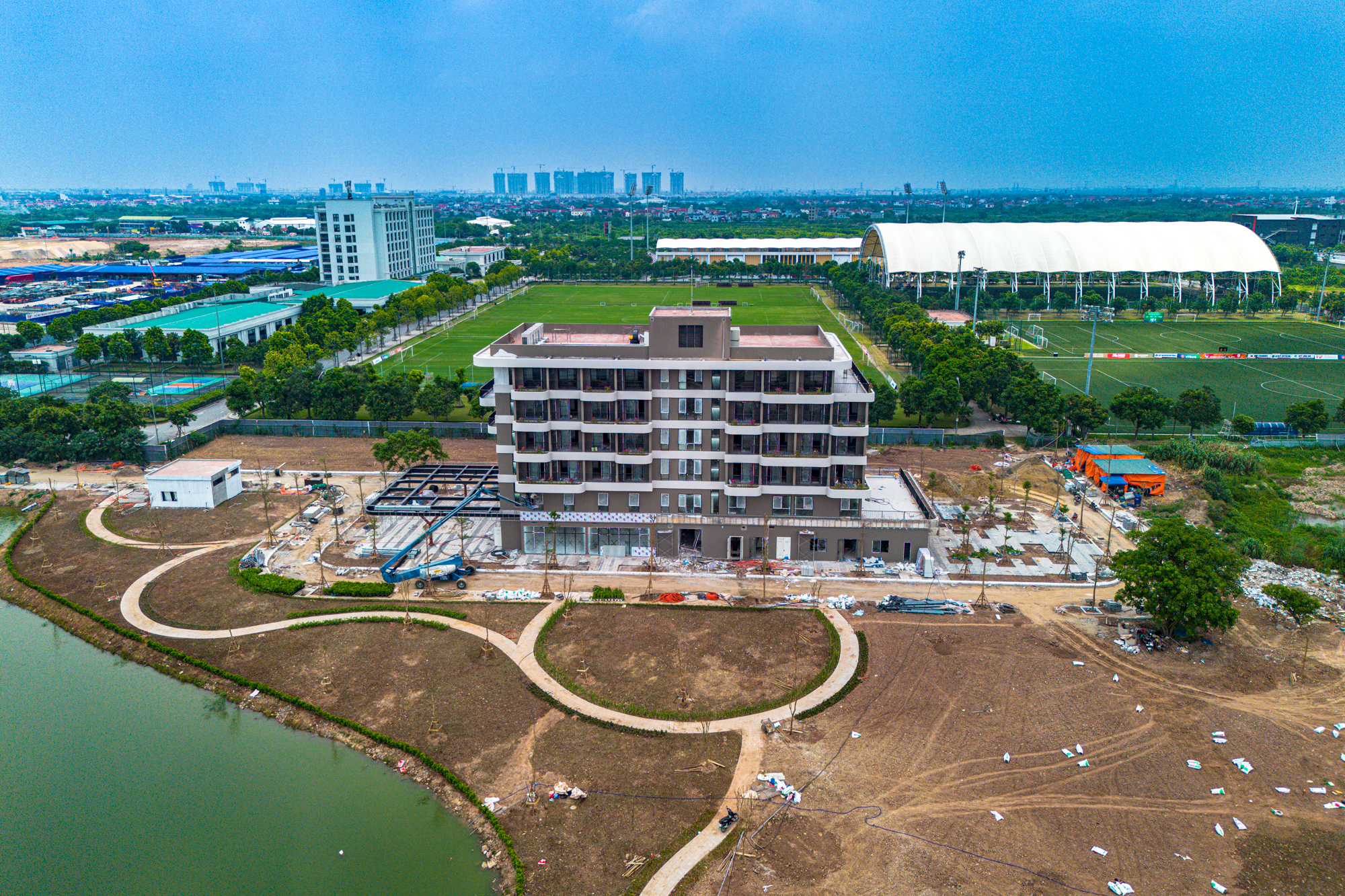 Bất ngờ tiến độ si&ecirc;u s&acirc;n vận động lớn thứ hai Việt Nam sau 8 th&aacute;ng khởi c&ocirc;ng: Kh&aacute;n đ&agrave;i dần lộ diện, sắp lắp m&aacute;i v&ograve;m th&eacute;p 8.600 tấn  - Ảnh 6.