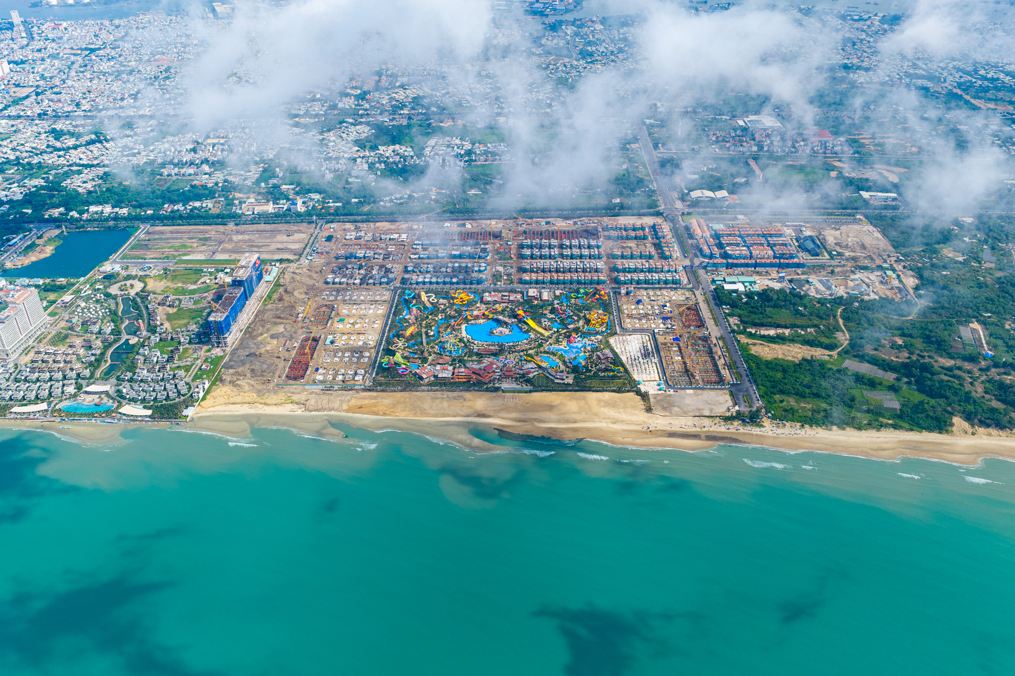 Ngắm hơn 1.000 m ống nhựa xếp liền nhau tạo nên kỷ lục thế giới trong công viên có 10.000 cây dừa ở TP.HCM - Ảnh 1.