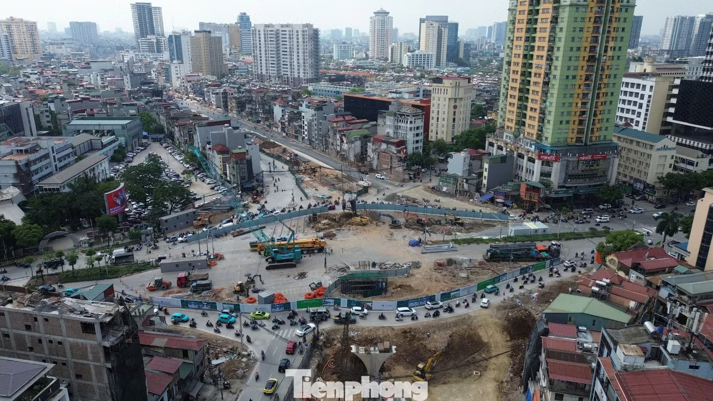 Cận cảnh 500m đường Vành đai 1 Hoàng Cầu - Voi Phục vừa hoàn thành thảm nhựa